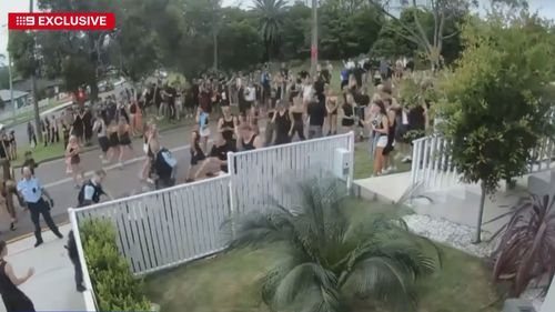 La festa di compleanno di una ragazza di 16 anni nel sud di Sydney è andata terribilmente storta dopo che 500 adolescenti si sono presentati senza essere invitati. I dolci 16 anni di Bounty Avenue a Kirrawee sono rapidamente andati fuori controllo ieri sera.