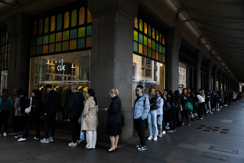 Longas filas na loja pop-up Lune no edifício Queen Victoria. A fila começou às 5h15. Sydney. 