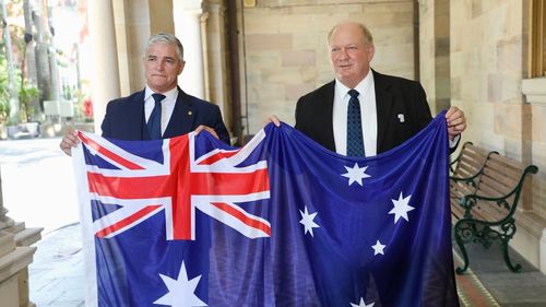 Robbie Katter ve KAP milletvekili Shane Knuth.