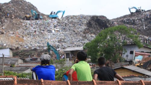 'Garbage mountain' collapse kills 19 in Sri Lanka