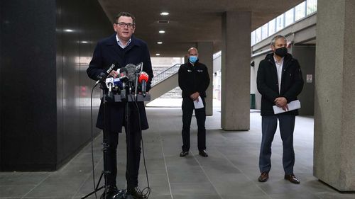 Brett Sutton (à direita) em uma conferência de imprensa da Covid-19 2021 com o então premier Daniel Andrews e o comandante da Covid-19 Jeroen Weimar.