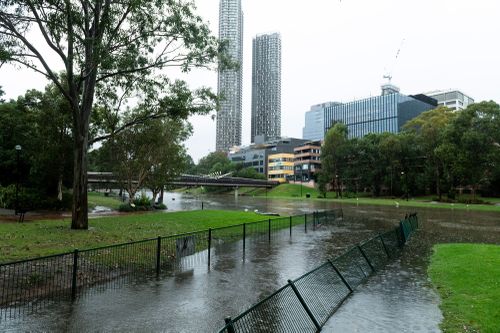 Entre vendredi et samedi matin, 100 à 200 mm de pluie devraient tomber sur Sydney.  La rivière Parramatta a déjà commencé à déborder