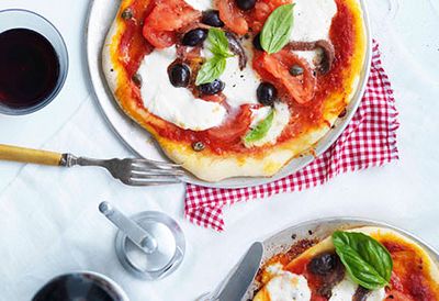 Mozzarella, tomato and caper pizza