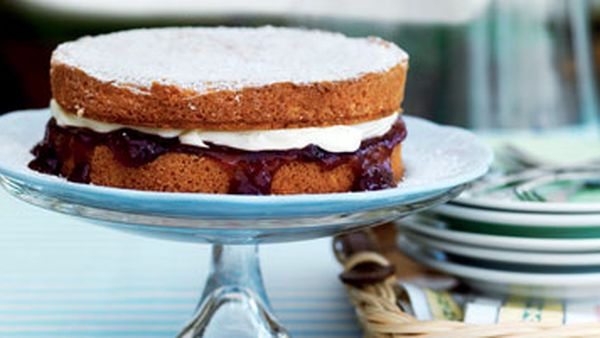 Sponge cake with strawberry jam