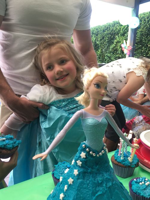 Tiaré requested an Elsa cake for her "come as your favourite character" party for her 6th birthday. 