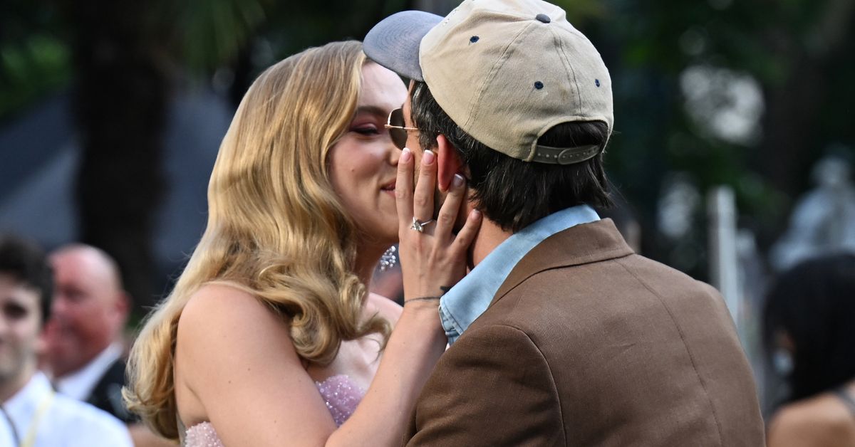 Married actress' unexpected move with co-star at premiere