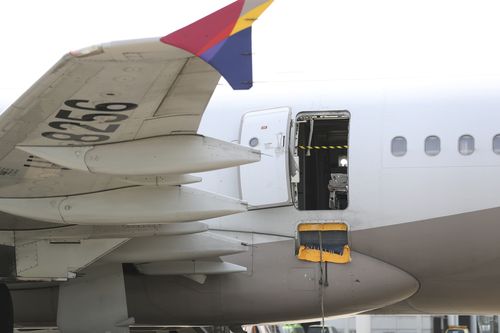 یک هواپیمای خطوط هوایی آسیانا در حالی پارک شده است که یکی از درهای هواپیما به طور ناگهانی در فرودگاه بین المللی داگو در دایگو، کره جنوبی، جمعه، 26 می 2023 باز شد. 