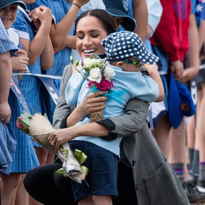 Meghan gets a hug by five-year-old boy in Dubbo, 17 October 2018