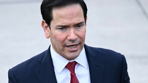 O secretário de Estado dos EUA, Marco Rubio, fala à imprensa após uma reunião de ministros das Relações Exteriores do G7 com países parceiros no aeroporto de Bourget, em Le Bourget, nos arredores de Paris, sexta-feira, 27 de março de 2026. (Brendan Smialowski/Pool Photo via AP)
