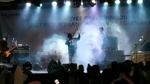 Video posted to Twitter showed the moment a stage collapsed while band Seventeen was performing.