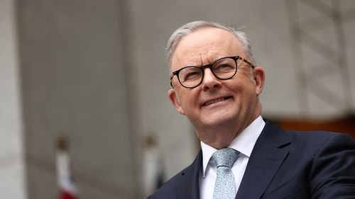 O primeiro-ministro Anthony Albanese durante uma conferência de imprensa após a assinatura do Tratado de defesa de Pukpuk no Parlamento em Canberra, em 6 de outubro de 2025.