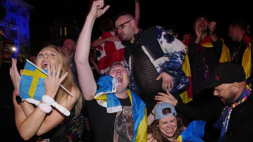 Fanii suedezi Eurovision reacționează în Fan Zone când Loreen din Suedia câștigă Marea Finală a Eurovision Song Contest din Liverpool, Anglia.