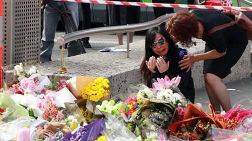 Mourners gather in Bourke Street in the aftermath of the massacre. (9NEWS)