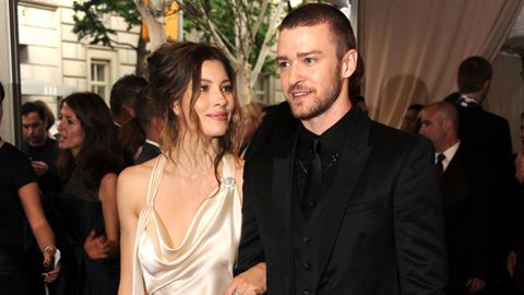Jessica Biel flashes her engagement ring!