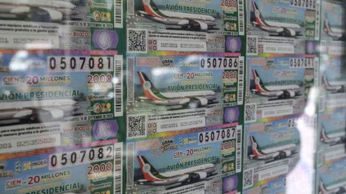 Cada uno de los 100 ganadores del "lotería de avión" recibe 20 millones de pesos, o alrededor de $1.3 millones.