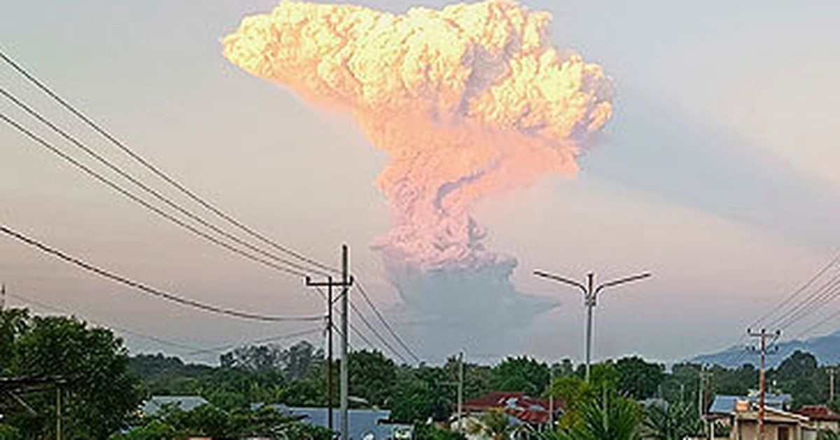 Flight delays after volcano erupts in popular holiday hotspot