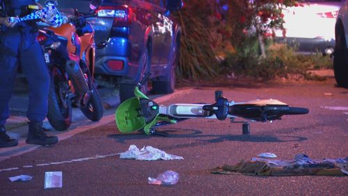 Un homme de 28 ans se trouve dans un état critique après un accident de vélo électrique dans l'est de Sydney pendant la nuit. 