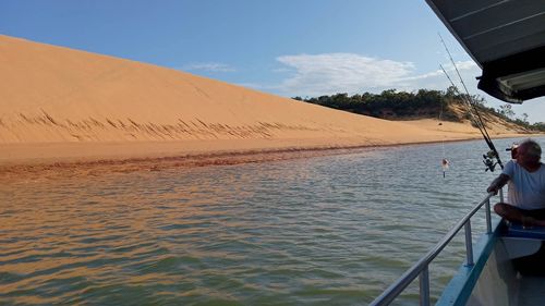 Un couple du Queensland a été secouru par un pêcheur après avoir été bloqué en mer sur des paddleboards pendant trois jours.