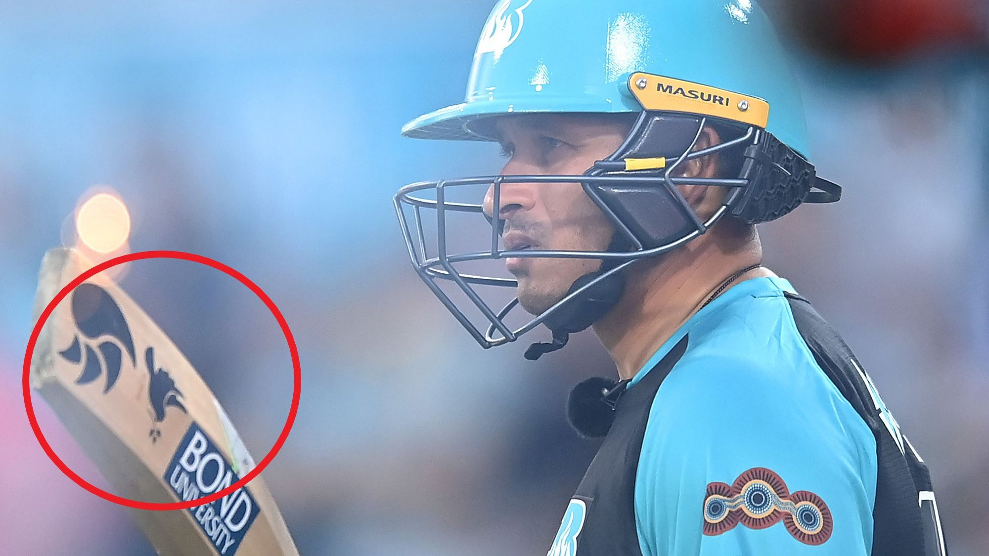 Usman Khawaja&#x27;s bat displayed the dove symbol during the BBL.