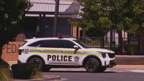 La polizia si è diretta nel nord-est della città dopo mezzogiorno, dove si trovano diverse scuole vicine tra loro.