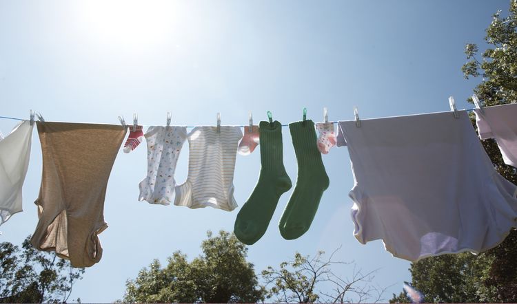 How To Hang Clothes On A Clothesline - Easy Tips, Pictures and Video