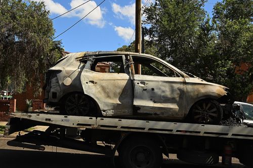 O SUV queimado na Samuel Street em Wiley Park que está conectado à Macquarie Street na cena do crime de Greenacre, onde o ex-jogador do NRL Matt Utai foi baleado e levado ao hospital. Greenacre, NSW. 17 de fevereiro de 2026. Foto: Kate Geraghty