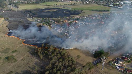 L'incendie à Minto se rapproche des maisons.