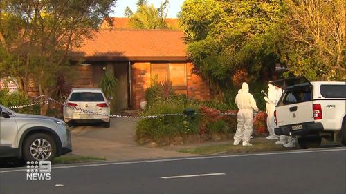Des officiers de la brigade des meurtres enquêtent après la découverte du corps d'une femme de 31 ans dans une maison de l'ouest de Sydney.