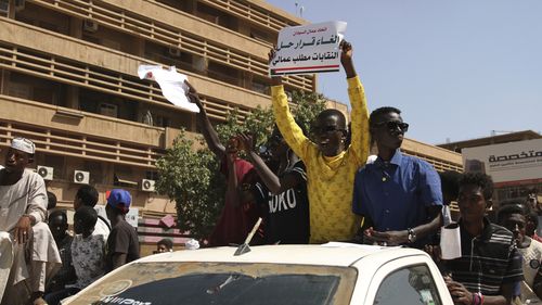 Des manifestants soudanais réclament la dissolution du gouvernement de transition samedi 16 octobre. 