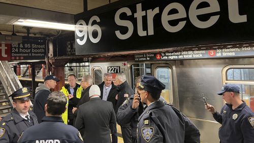 Cette photo fournie par NYC Emergency Management montre le déraillement d'une rame de métro de New York, le jeudi 4 janvier 2024. Une rame de métro de New York a déraillé jeudi après avoir été emportée latéralement par un autre train, laissant plus de 20 personnes légèrement blessées, dont certains ont été transportés à l'hôpital, a indiqué la police de la ville de New York.  (Gestion des urgences de New York via AP)