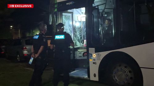 A polícia ainda procura pelas pessoas que atiraram pedras no ônibus.