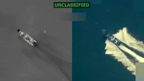 O barco sendo destruído.
