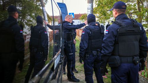 افسران پلیس صربستان برای تعقیب و گریز در روستای دوبونا آماده می شوند