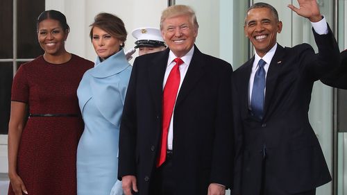 Melania Trump e Michelle Obama imbarazzante scambio di regali