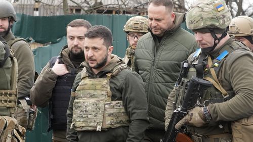 Il presidente ucraino Volodymyr Zelensky ispeziona il luogo dell'ultima battaglia a Bucha vicino a Kiev, in Ucraina, il 4 aprile 2022
