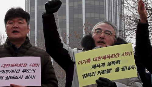  Rally to call for sports body chief's resignation Members of sports civic groups rally in front of the Korean Sport &amp; Olympic Committee (KSOC) building in Seoul,