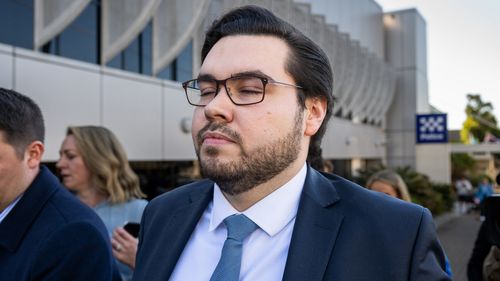 Bruce Lehrmann (à direita) deixa o Tribunal de Magistrados de Toowoomba, Queensland, em 17 de junho de 2024. O Sr. Lehrmann é acusado de duas acusações de estupro. Foto: Dan Peled