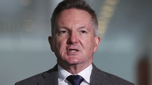 Il ministro per i cambiamenti climatici e l'energia Chris Bowen durante una conferenza stampa presso il Parlamento di Canberra martedì 4 novembre 2025.