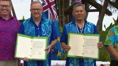 Anthony Albanese et le Premier ministre de Tuvalu.