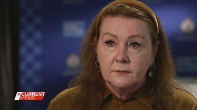 儿童虐待调查小组侦缉警司琳达·豪利特 (Linda Howlett) 解释说，不向警方报告儿童性虐待指控是犯罪行为。