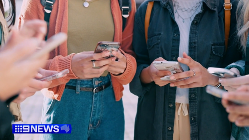 A proibição das redes sociais para menores de 16 anos entrará em vigor em oito dias.