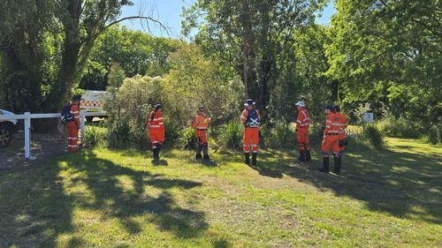 Policiais que investigam o esfaqueamento fatal de um homem em um parque de Bega, na costa sul de NSW, realizaram uma busca em áreas úmidas próximas.