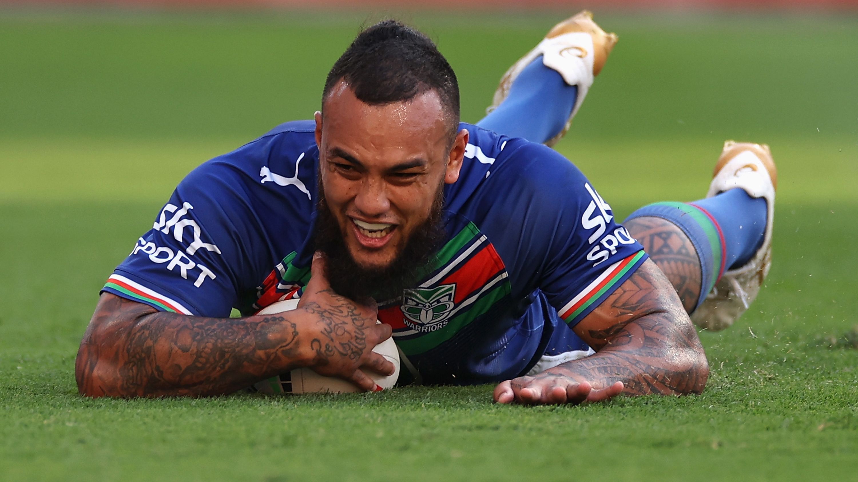 Addin Fonua-Blake of the Warriors scores a try during the round 10 NRL match between the New Zealand Warriors and Penrith Panthers at Suncorp Stadium on May 06, 2023 in Brisbane, Australia. (Photo by Cameron Spencer/Getty Images)