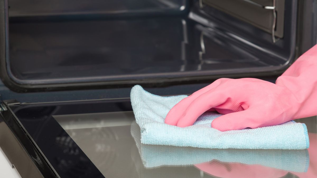 How to Clean Oven Trays With Vinegar: Easy & Effective Tips