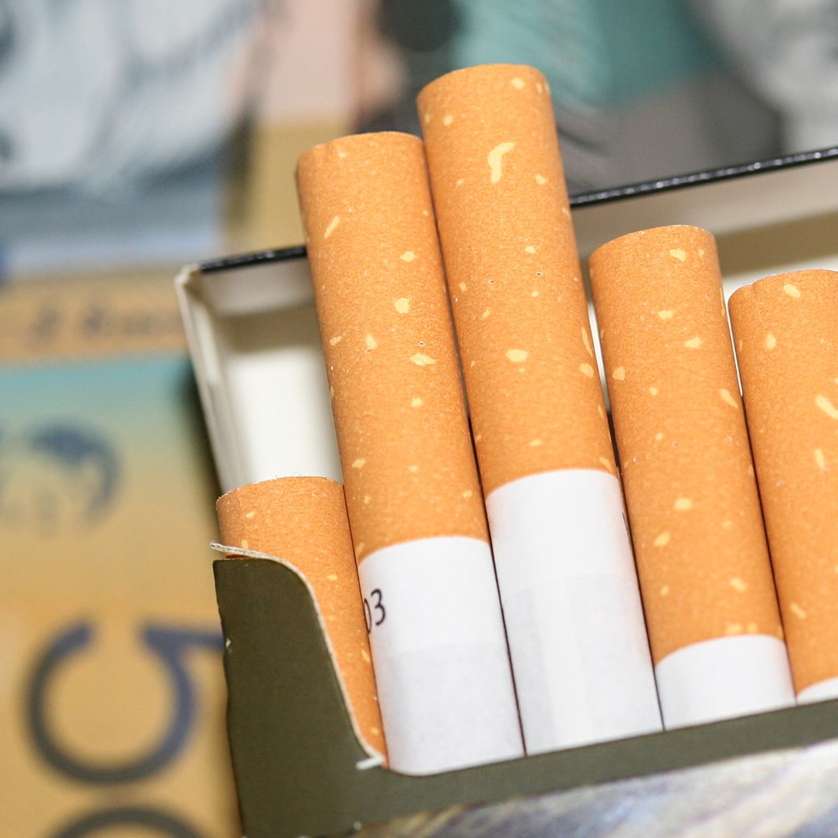 gold leaf cigarette price in pakistan Gold leaf cigarette hi-res stock photography and images