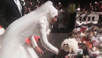 Muslim bride Manal Kassem was applauded as she laid a floral tribute down at Martin Place. (AAP)
