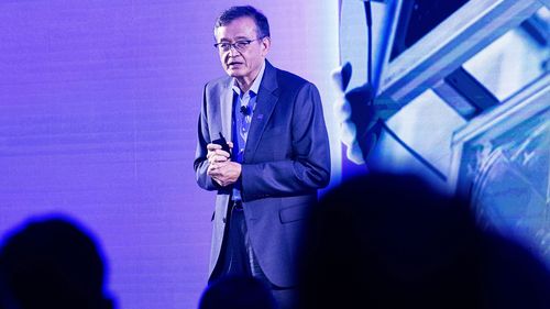 Intel CEO Lip Bu-Tan bir konferansta konuşurken.