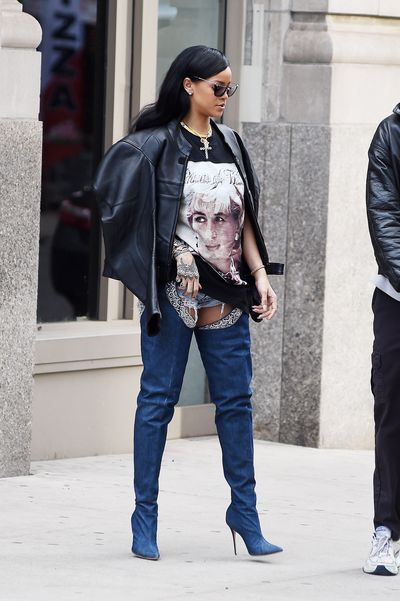 <p>Rihanna paid tribute to Princess Diana on her 'Anti' tour, sporting a vintage 'In Memoriam' tee dedicated to the late Princess of Wales. Though the top's cursive bubble lettering is more commonly used to commemorate rappers than royals - and we're not entirely sure that Diana would approve of the micro shorts and thigh-high Manolo Blahniks - it's not the first time Ri has taken her style cues from the People's Princess. "Princess Diana, every look was right," the pop star told <em>Glamour</em> in 2013. "She was gangsta with her clothes. She had these crazy hats. She got oversize jackets. I loved everything she wore."</p><p>Although Rihanna's <a href="http://www.foralltoenvy.com/" target="_blank">For All To Envy</a> tee is sadly one of a kind, she has brought Princess Diana's inimitable style back into the spotlight.  We take a look back at the late royal's most inspiring sartorial moments.</p>