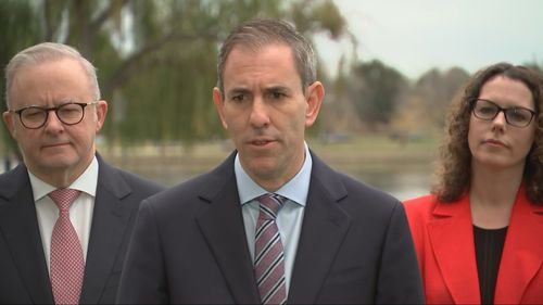 Hazine Bakanı Jim Chalmers, Canberra'dan konuşma yapıyor.
