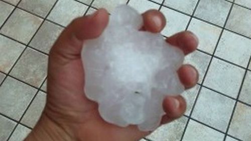 A Naples resident displays a huge piece of hail. (In Meteo)